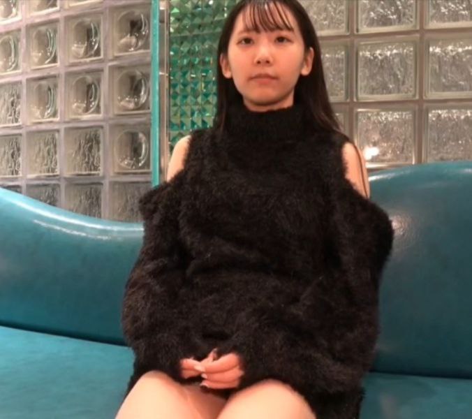 高颜值苗条身材妹子漏奶漏逼诱惑 椅子上脱下衣服特写逼逼掰开非常诱人 很是诱惑喜欢不要错过
